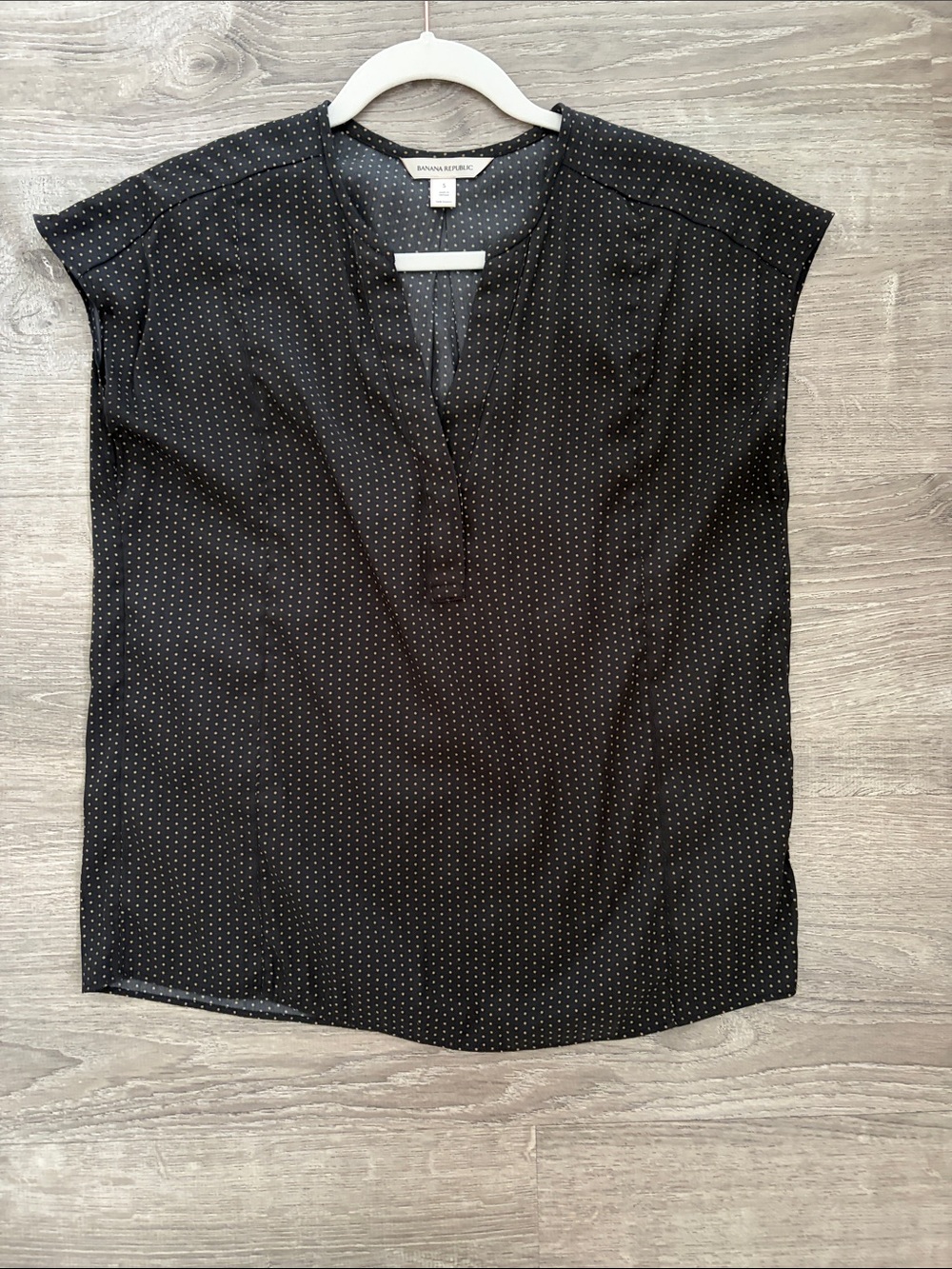 Banana Republic Black V-Neck Cap Sleeve Polka Dot Blouse
